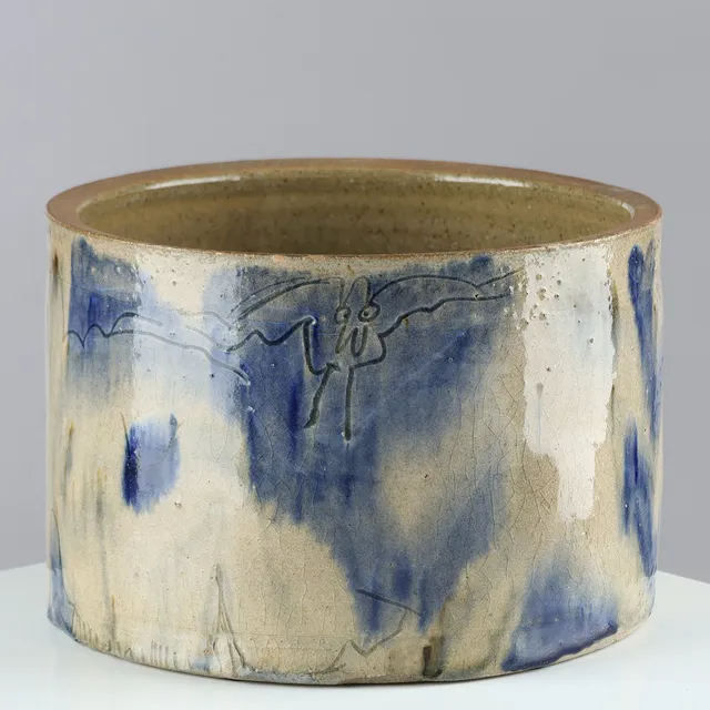 STEN LYKKE MADSEN (1937-2020). Cylindrical, glazed stoneware jar decorated with incised bird motif, own studio, Denmark, 1990s/2000s.