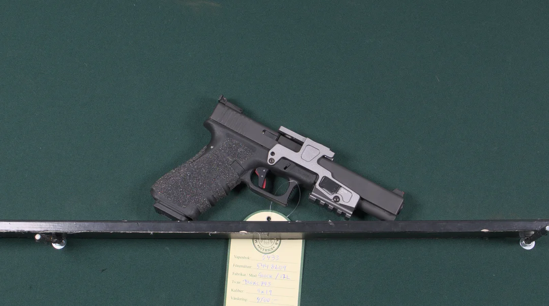 Glock Modell 17 Gen3 Kal. 9x19 Tillv.nr: BWXC793 SE3377104. — Pistols — Mauritz Widforss