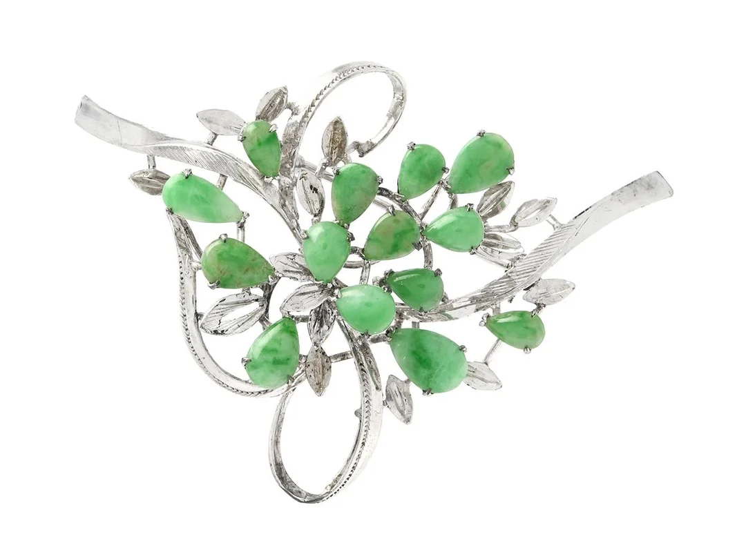 BROSCH, silver, jade, mått 56x41mm, vikt 7 g. — Smycken/Brosch — Kaplans