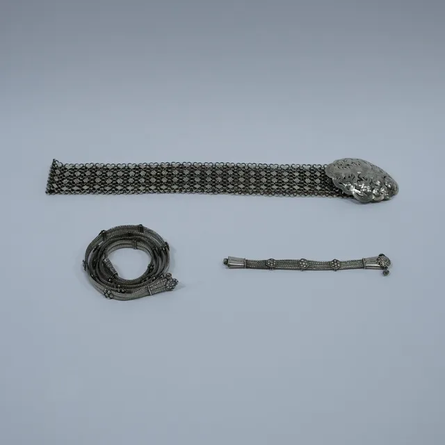 2 BÄLTEN SAMT 1 ARMBAND, SILVER.