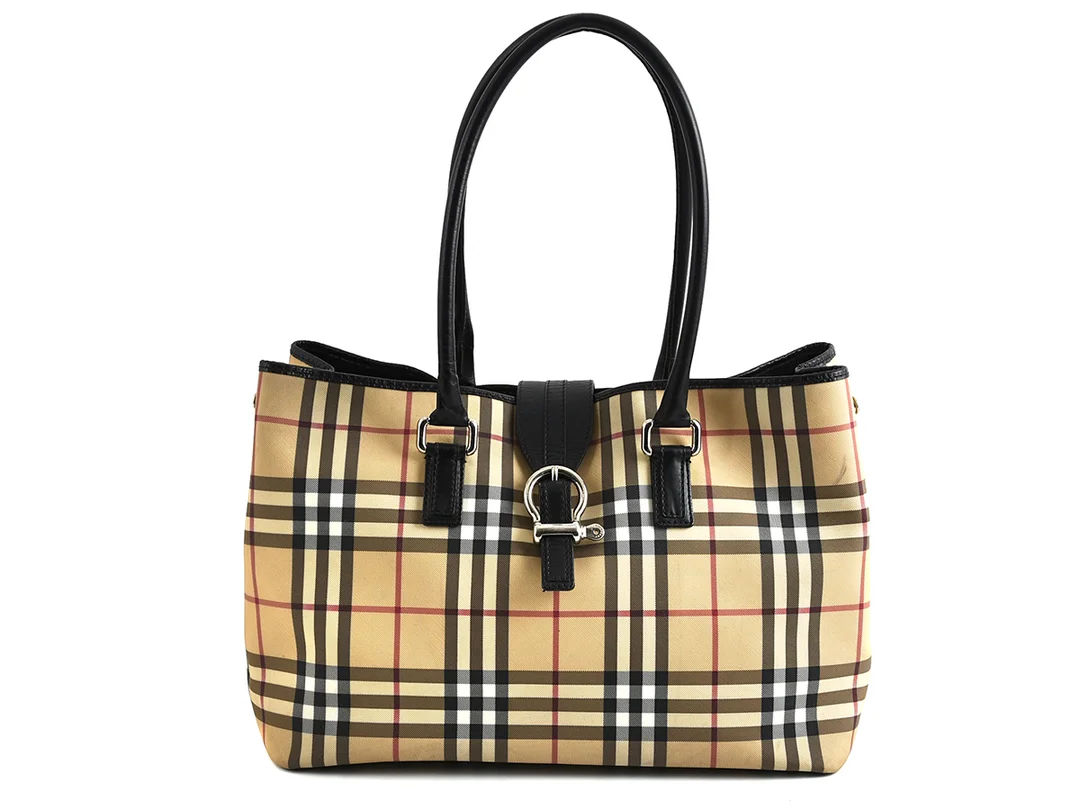 VÄSKA, BURBERRY, rutig canvas, svart läder, detaljer i vitmetall, 35x25x17cm, visst slitage. — Accessoarer/Väskor — Kaplans