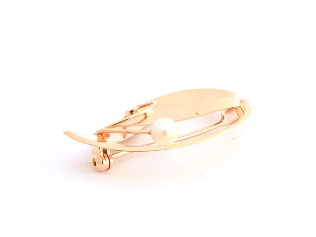 Brosch 18K 3,1g höjd: 35mm bredd: 24mm med odlad pärla