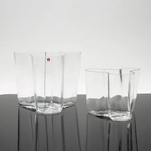 ALVAR AALTO. Vaser, två stycken, glas, "Savoy/Aalto", Iittala, Finland.