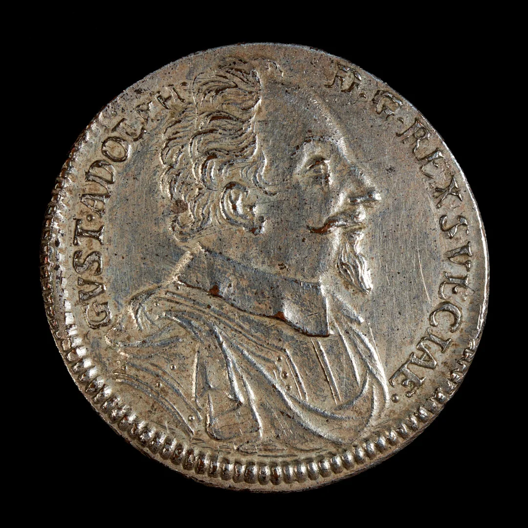 MEDALJ i silver, minnesmedalj från 1710 över slaget vid Lützen 6 nov 1632, utförd av Arvid Karlsteen, på åtsidan Gustav II Adolf med bröstbild i profil, på frånsidan en allegorisk bild med en pelare med kunglig krona som klyvs av ljungeld från skyn. — Orders & Medals — Stockholms Auktionsverk Sickla