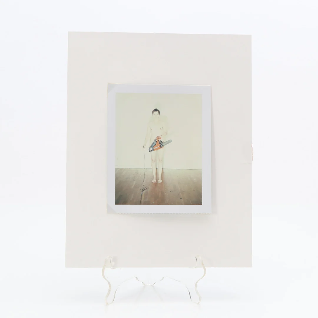 ANNIKA VON HAUSSWOLFF. Polaroidbild. "Det sista självporträttet", serie om 400 unika polaroidbilder. Detta exemplar nr 298. Signerad på baksidan av bilden. — Photography — Skånes Auktionsverk