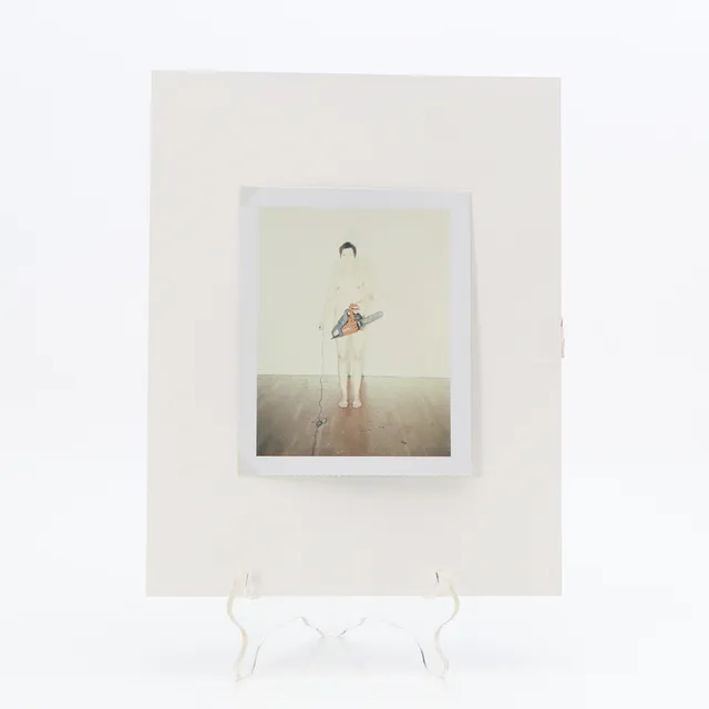 ANNIKA VON HAUSSWOLFF. Polaroidbild. "Det sista självporträttet", serie om 400 unika polaroidbilder. Detta exemplar nr 298. Signerad på baksidan av bilden.