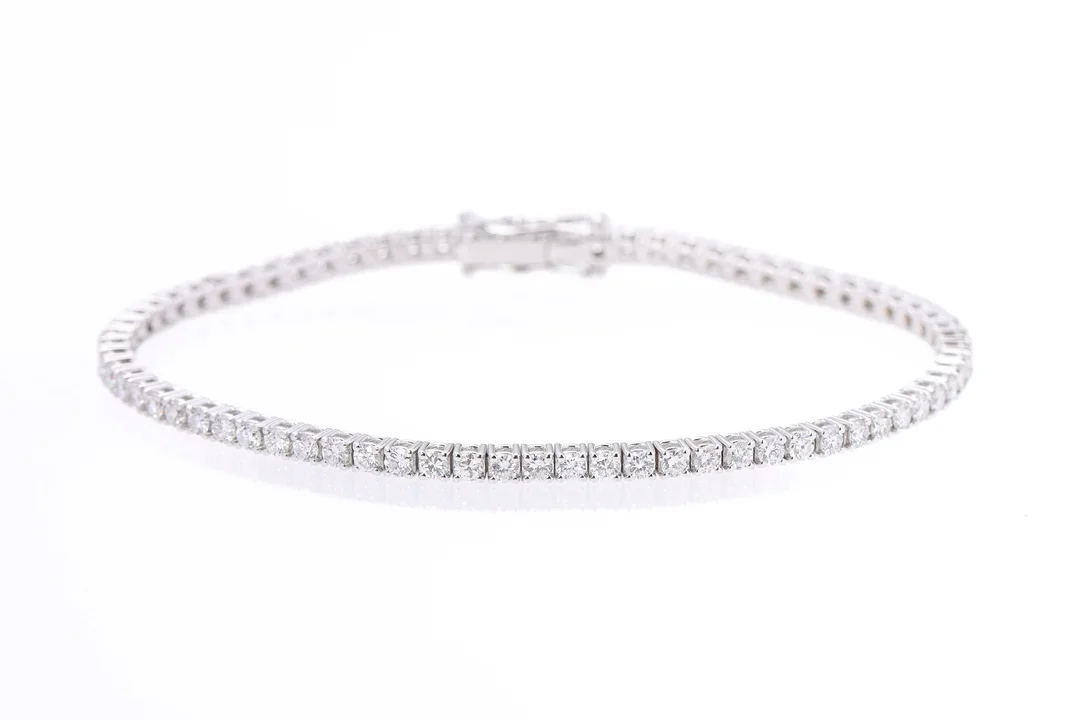 A diamond bracelet of 18k white gold, total approx. 2.93 ct. TW-W/VVS-VS. Length 17.5 cm. — Jewellery/Bracelets — Lauritz