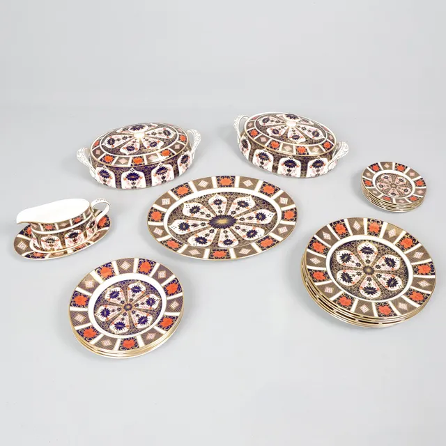 ROYAL CROWN DERBY OLD IMARI PATTERN DINNER SERVICE FOR 6 SETTINGS. (23).