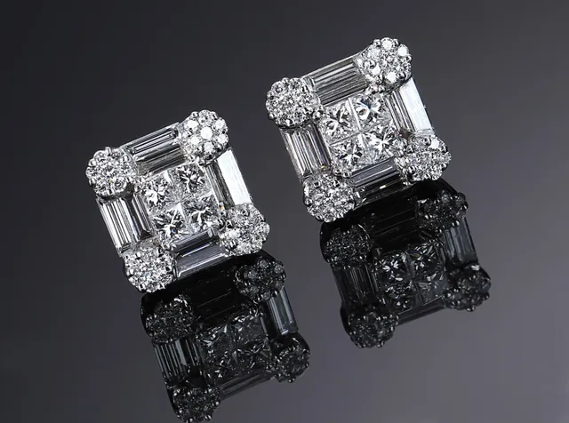 Et par moderne brillant- og diamantørestikker af 18 kt. hvidguld, i alt ca. 1.80 ct. (2)