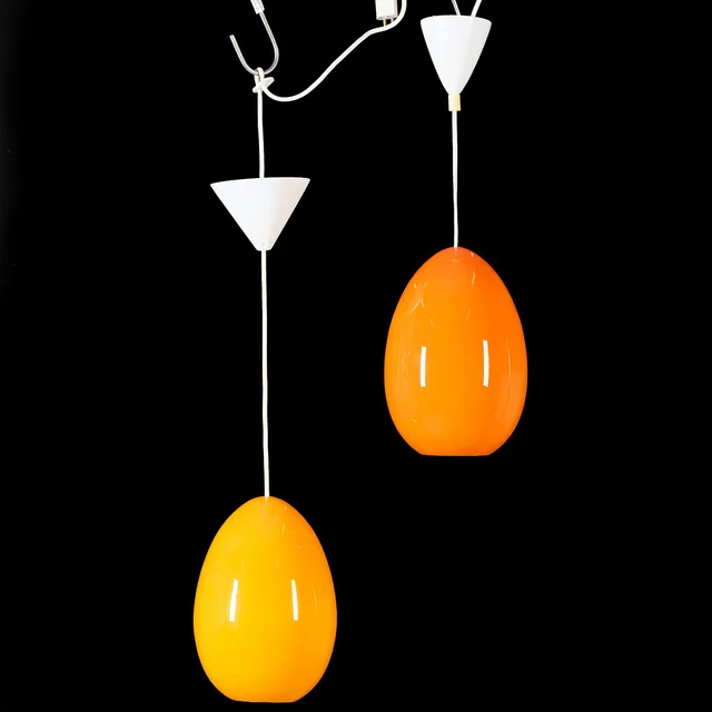 UNO KRISTIANSSON. Taklampor, 2 stycken, "Unouvo", orangetonat glas, för Luxus, Vittsjö, 1900-talets andra hälft.