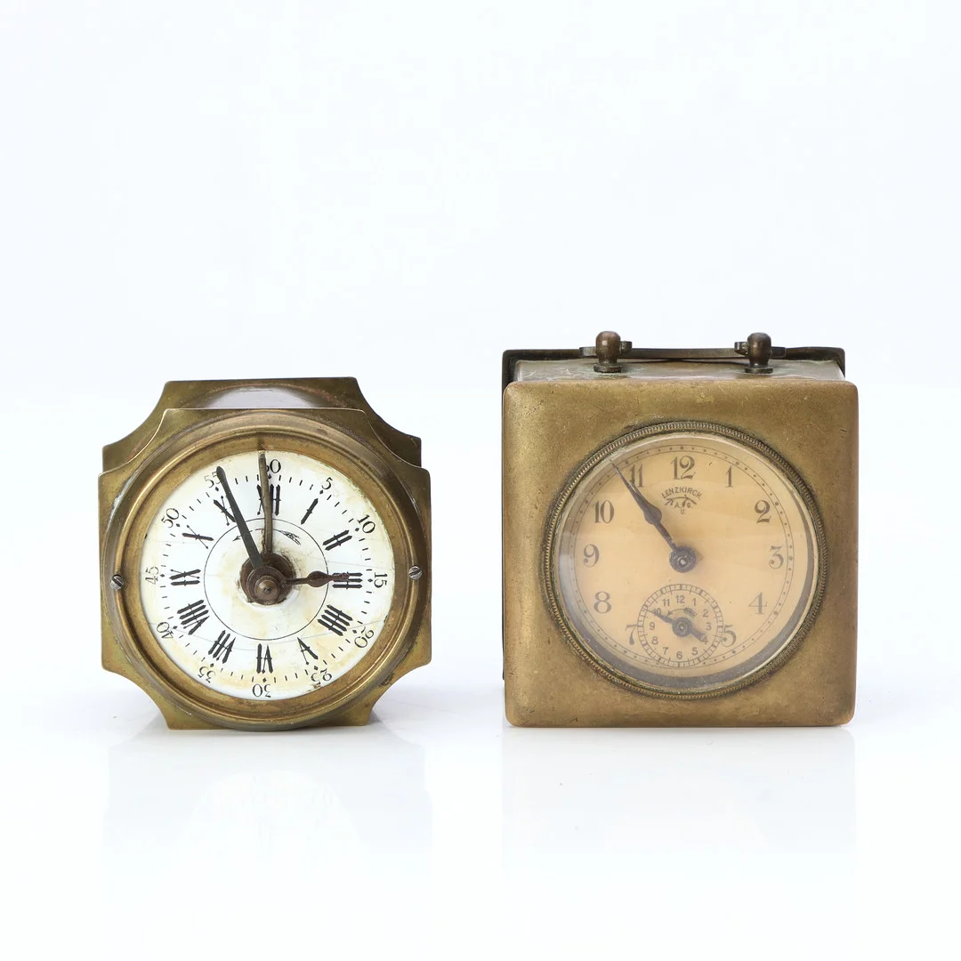 RESEVÄCKARUR, TVÅ ST. Mässing. Lenzkirch och ur märkt A.V. 18/1900-tal. — Carriage & Miniature Clocks — Skånes Auktionsverk