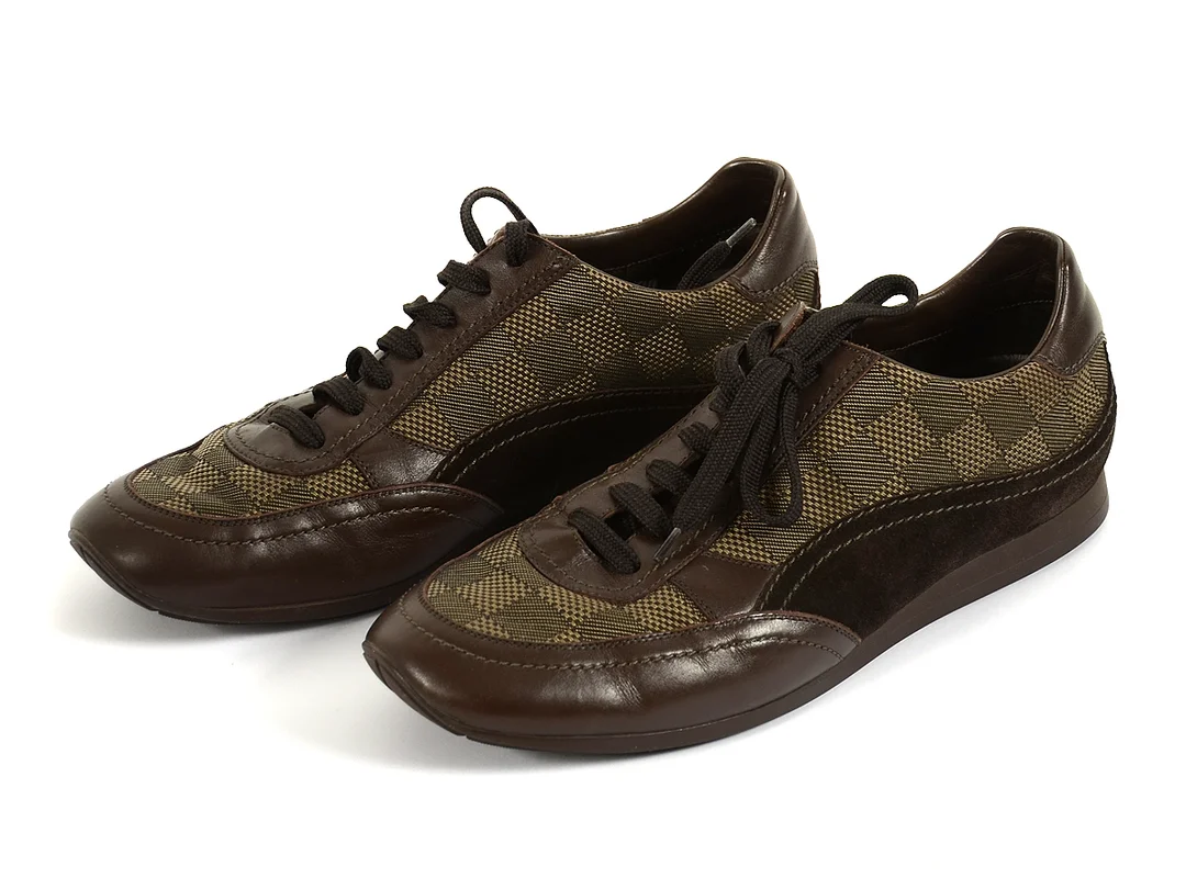 SNEAKERS, LOUIS VUITTON, Damier canvas med brunt läder, mocka, stl 44, skopåsar samt kartong. — Kläder/Skor — Kaplans