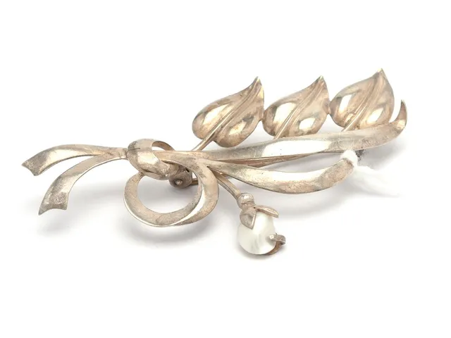 Brosch S835 6,7g Längd 65mm Bredd 35mm med pärla