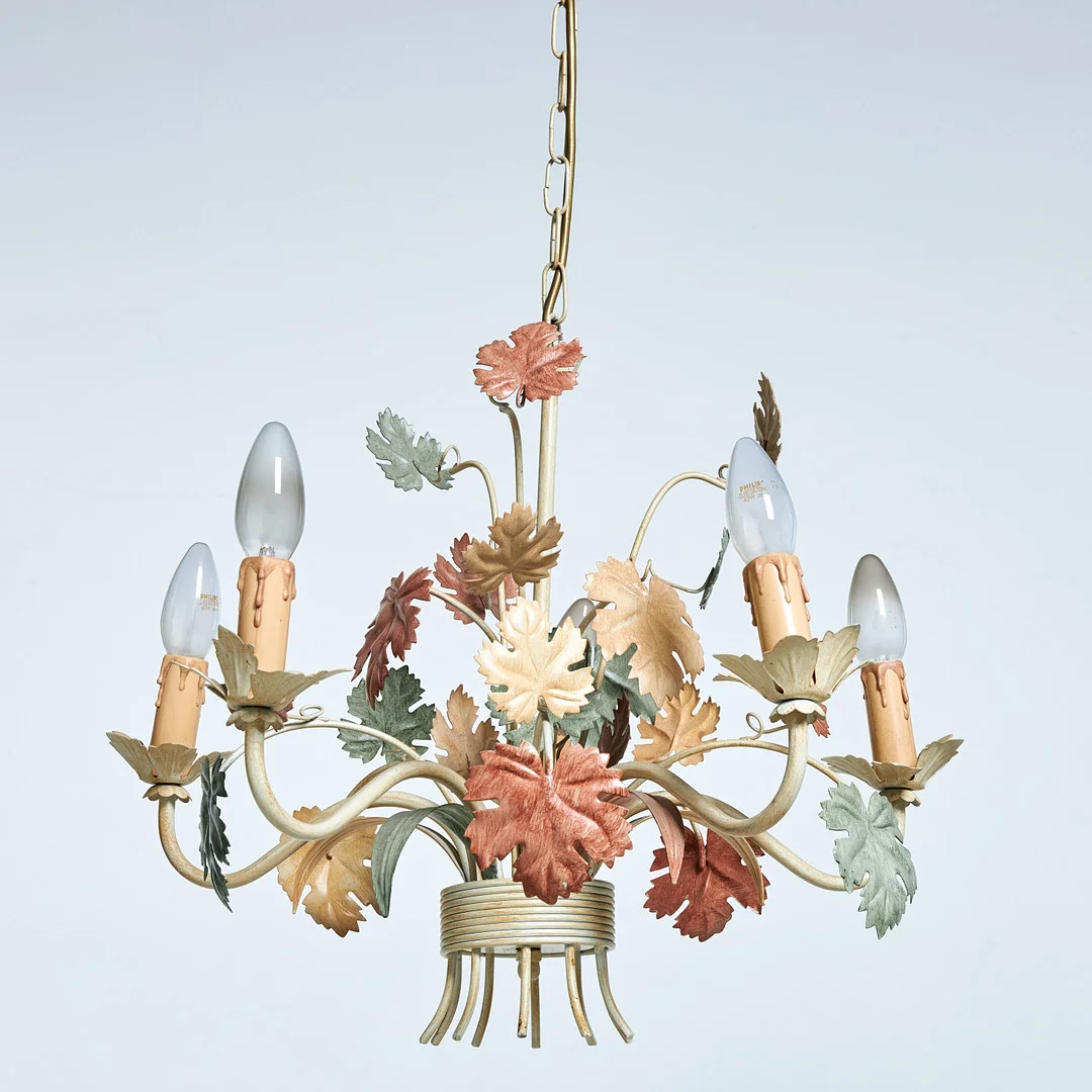 TAKLAMPA, 1900-talets andra hälft, med dekor av flerfärgade blad, lackerad stomme, 5 ljusarmar/ljuspunkter. — Ceiling lights — Stockholms Auktionsverk Sickla
