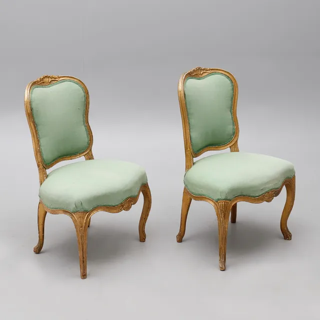 STOLAR, ETT SNARLIKT PAR, rokoko, 1760-tal, träskurna med förgyllning.