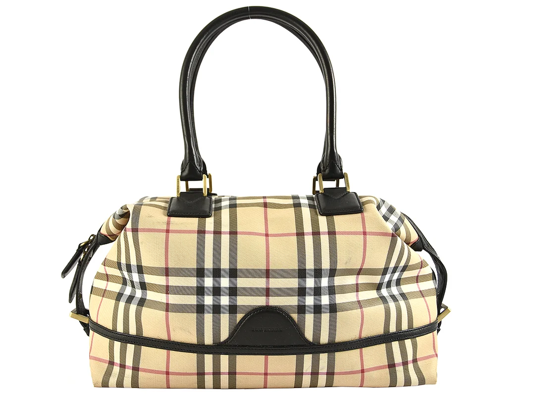 VÄSKA, BURBERRY, canvas plast, svarta läder detaljer, gulmetall, dustbag, 40x23x22 cm, några fläckar. — Accessoarer/Väskor — Kaplans