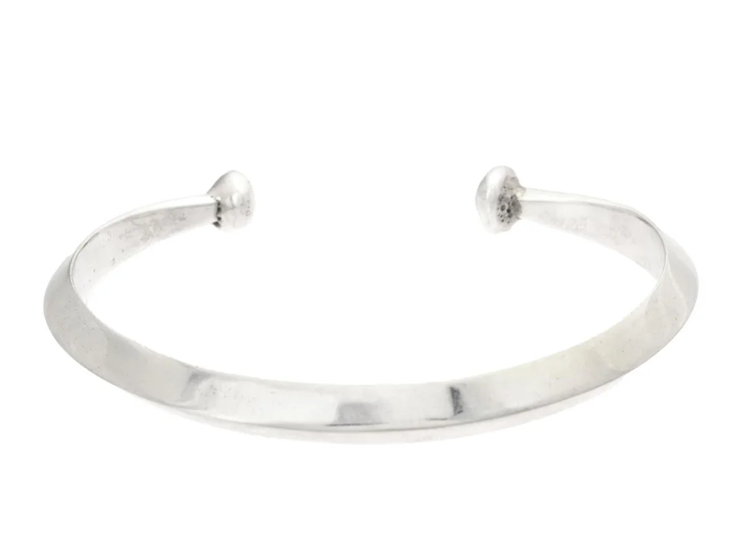 ARMRING, sterlingsilver, innermått ca 6,4 x 5 cm, vikt 27,0 g. — Smycken/Armring — Kaplans