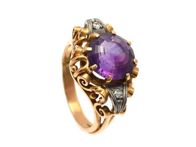RING, 18K guld, ametist, åttkantslipade diamanter ca 0,04 ctv, ca W/VS, stl 16,75 mm, vikt 7,3 g.