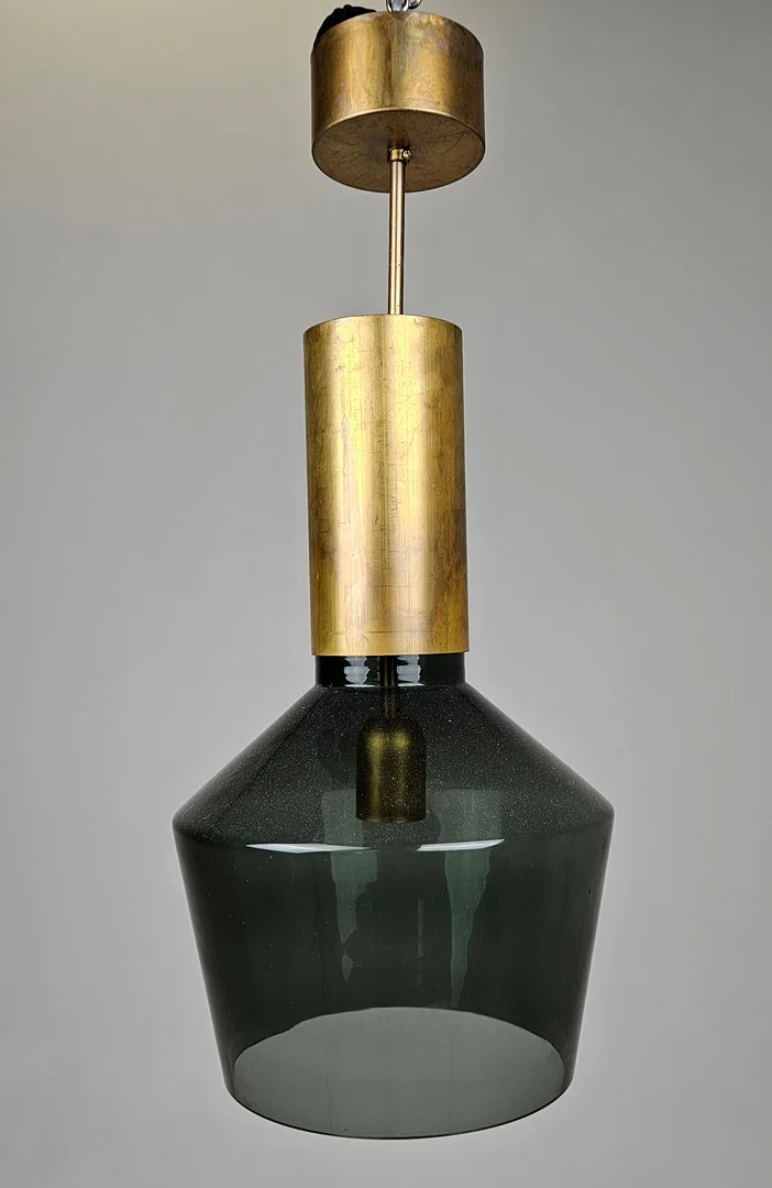 SABINA GRUBBESON. Taklampa, mässing och rökfärgat glas, 3439-7 Fenomen Widh Rök, Belysningsfabriken Konsthantverk, total höjd ca. 63 cm. — Ceiling lights — Auktionshuset Thörner & Ek