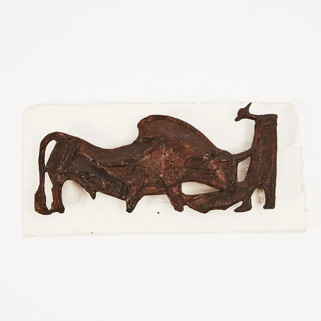 PUCK STOCKLASSA (1922-2014):. Väggrelief / skulptur, glaserad keramik samt gips, signerad Puck. — Sculptures & Bronzes — Stockholms Auktionsverk Magasin 5