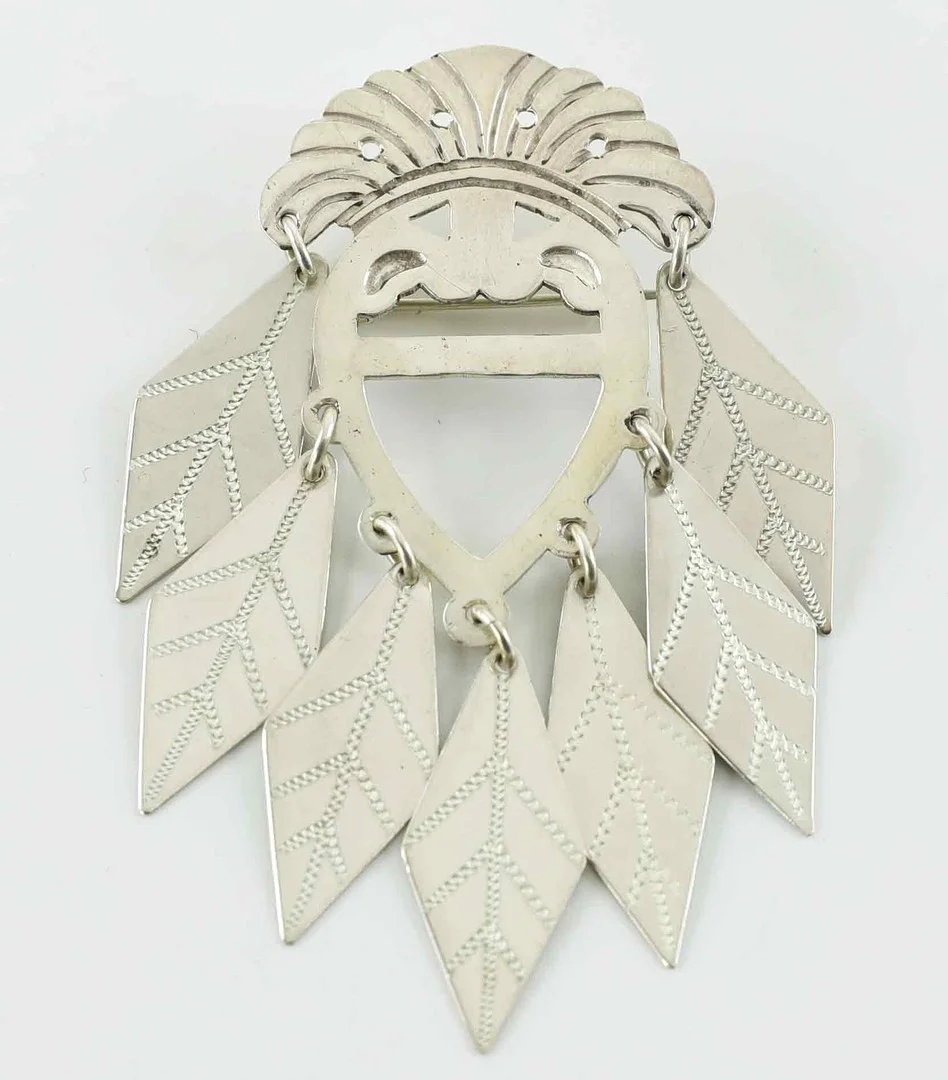 DRÄKTSMYCKE/SÖLJA, sk lövaspänne, silver, Karl-Erik Lindholm, Bollnäs, Hälsingland, 1976. — Brooches & Pendants — Hälsinglands Auktionsverk