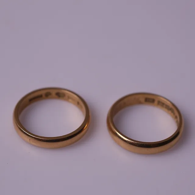 RINGAR, 2 st, guld 18k, vikt 7,2 gram, gravyr, 1960-tal.
