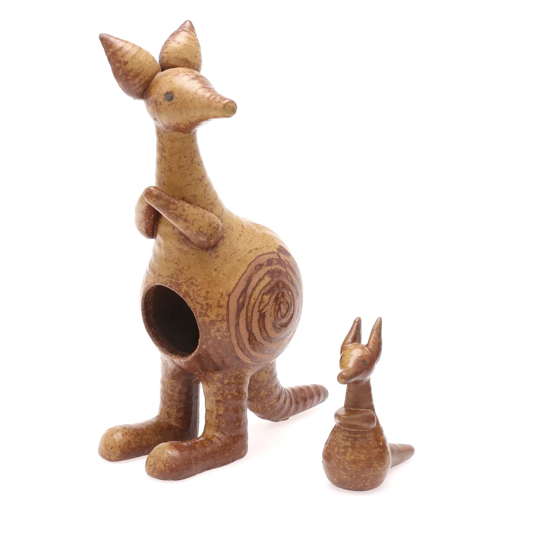 LISA LARSON. Känguru med unge, figurin ur serien "Stora Zoo", Gustavsberg, stengods, etikettmärkt, 1966-1979. — European — Auktionshuset Thelin & Johansson