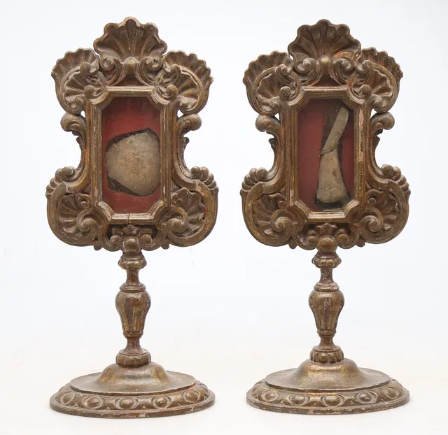Pair of Spanish reliquaries in carved and gilt wood, first half of the 18th Century.