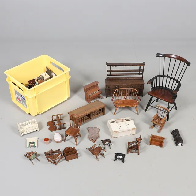 COLLECTION OF DOLLS HOUSE FURNITURE & ACCESSORIES.