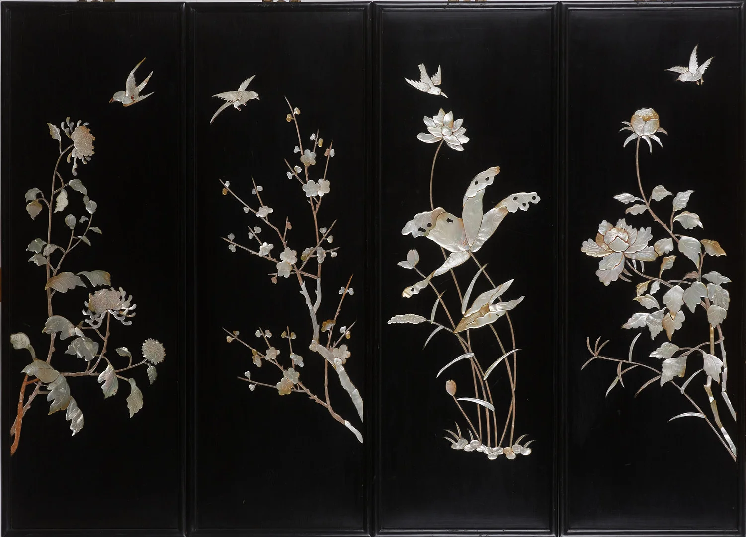 PANELER, 4 st., Kina, 1900-talets andra hälft, reliefdekor av pion, lotus, krysantemum och prunus i pärlemor. — Asiatica — Stockholms Auktionsverk Magasin 5