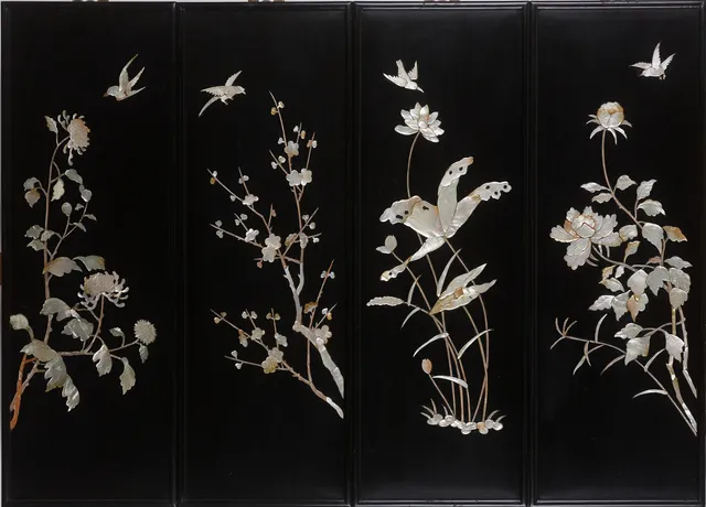 PANELER, 4 st., Kina, 1900-talets andra hälft, reliefdekor av pion, lotus, krysantemum och prunus i pärlemor.