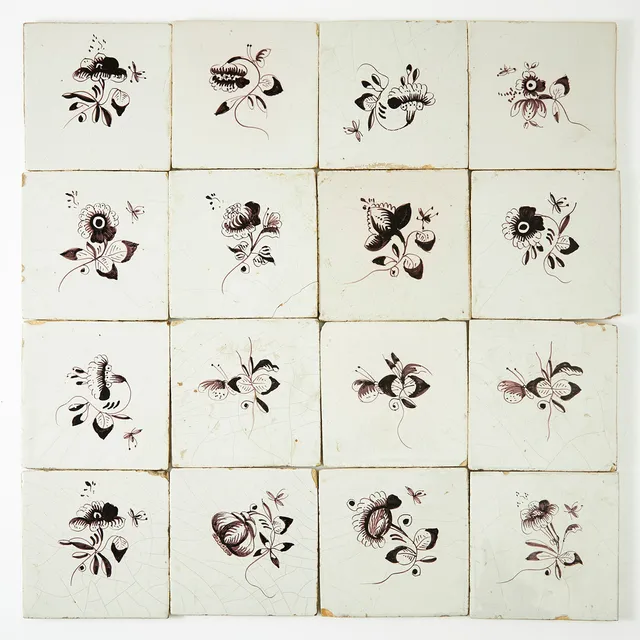 KAKELPLATTOR, 16 st., fajans, 17/1800-tal, dekor av blommor i magenta.