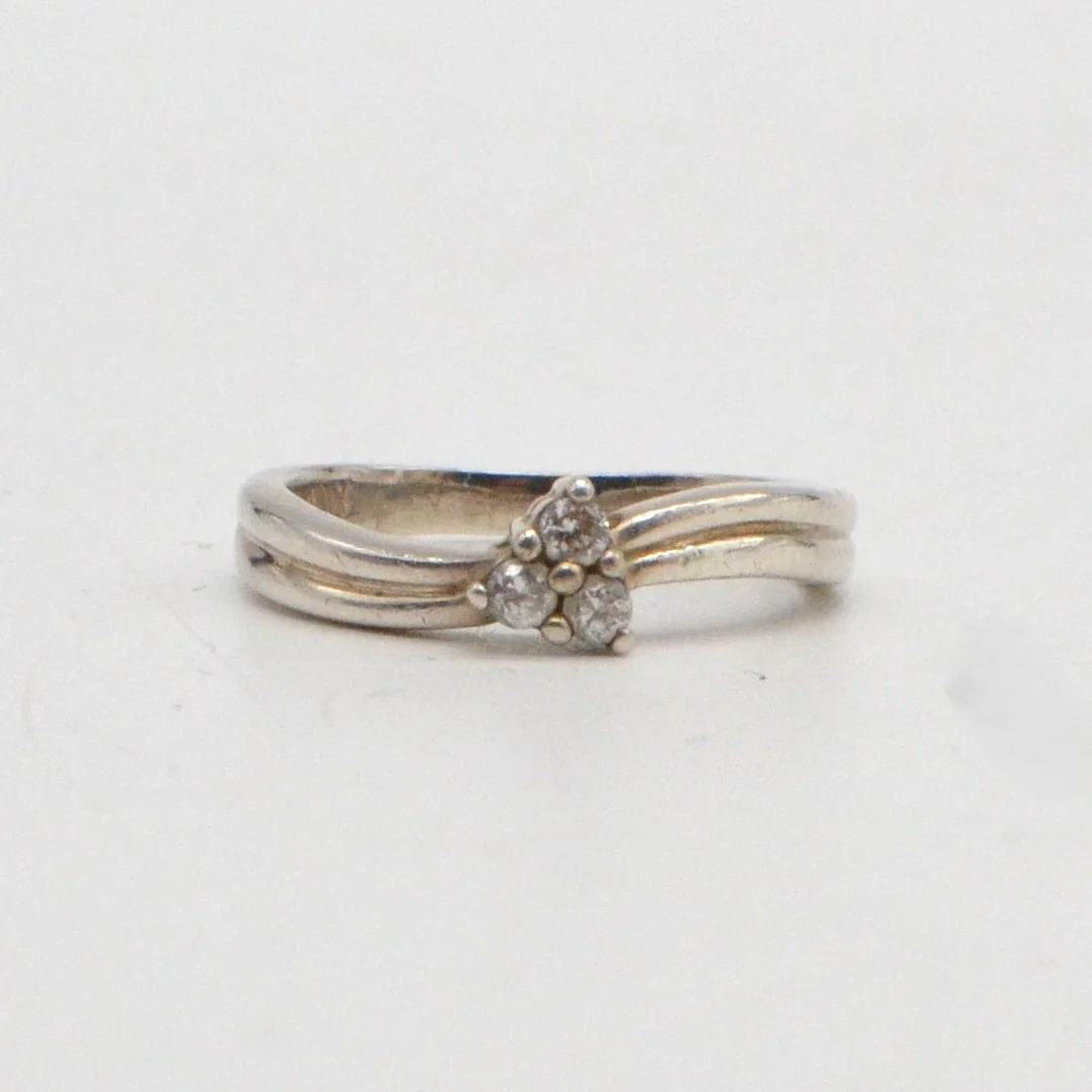 DESIGNERRING VON "ANY", STERLINGSILBER MIT DREI ZIRKONIA, GESCHWUNGENE FORM, 20. JAHRHUNDERT. — Rings — Kunst- und Auktionshaus Kleinhenz
