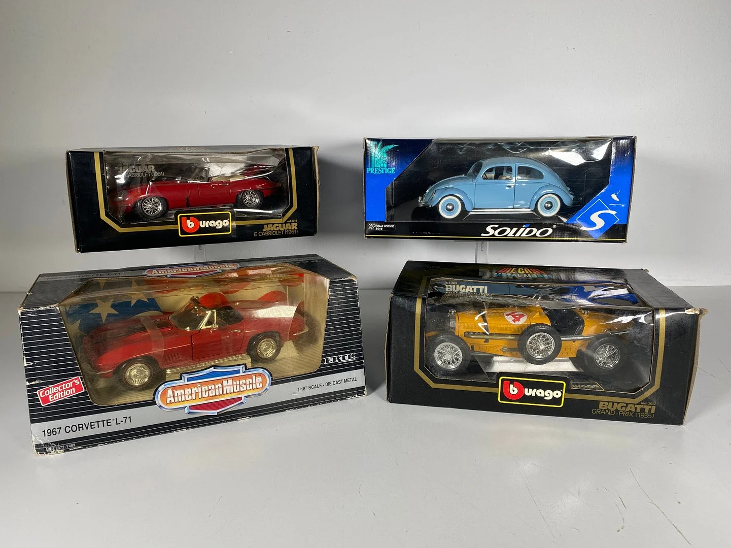 Sammlung von Classic Autos im Maßstab 1/18 aus den 1970er Jahren, u.a Burago, Jaguar, Bugatti Solido und Corvette L- 71 Radster. — Toys — Stockholms Auktionsverk Düsseldorf/Neuss