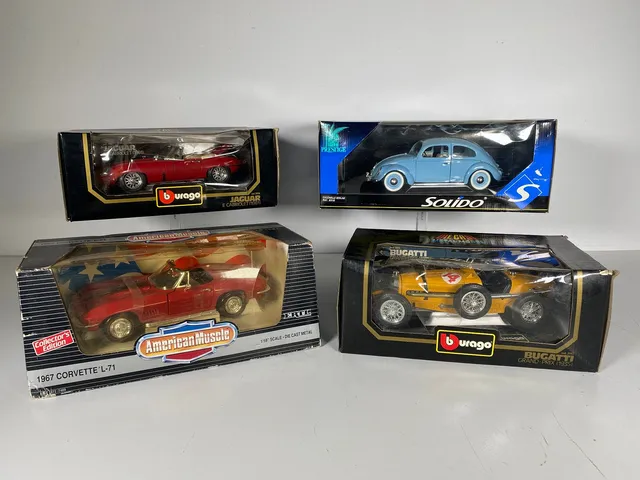 Sammlung von Classic Autos im Maßstab 1/18 aus den 1970er Jahren, u.a Burago, Jaguar, Bugatti Solido und Corvette L- 71 Radster.