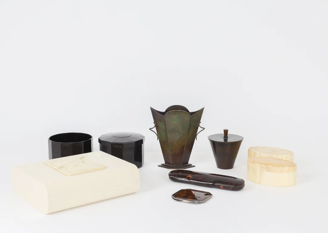 A collection of art deco boxes and vases of bakelite and bronze, 1920s-1940s (9) — Hobby and collectibles/Collectibles — Lauritz