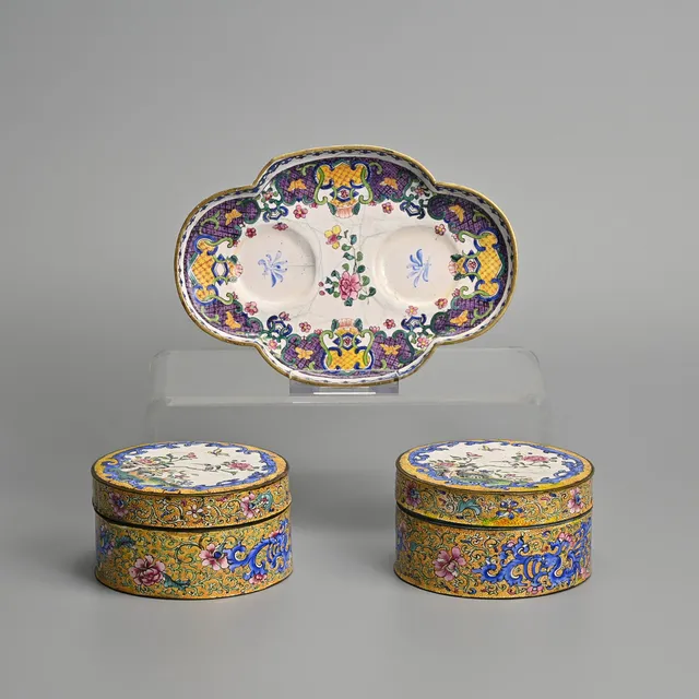 A PAIR OF CHINESE CANTON ENAMEL BOXES AND COVERS TOGETHER WITH A SAUCER TRAY, 18/19TH CENTURY.
