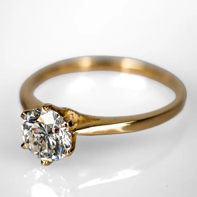 ENSTENSRING. 14K Guld med en briljantslipad diamant 1,02 ct.