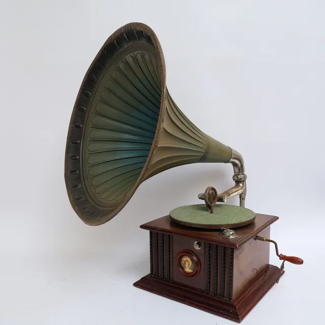 TRATTGRAMOFON, 1900-talets början, mahogny med infällt porträtt. Tratt av bemålad plåt.