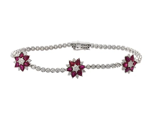 ARMBAND, 18K vitguld, 12 rubiner ca 2,97 ctv, briljanter ca 1,98 ctv, ca W(H)/SI-P, längd 18,5 cm, vikt 11,1 g, en rubin med nagg.