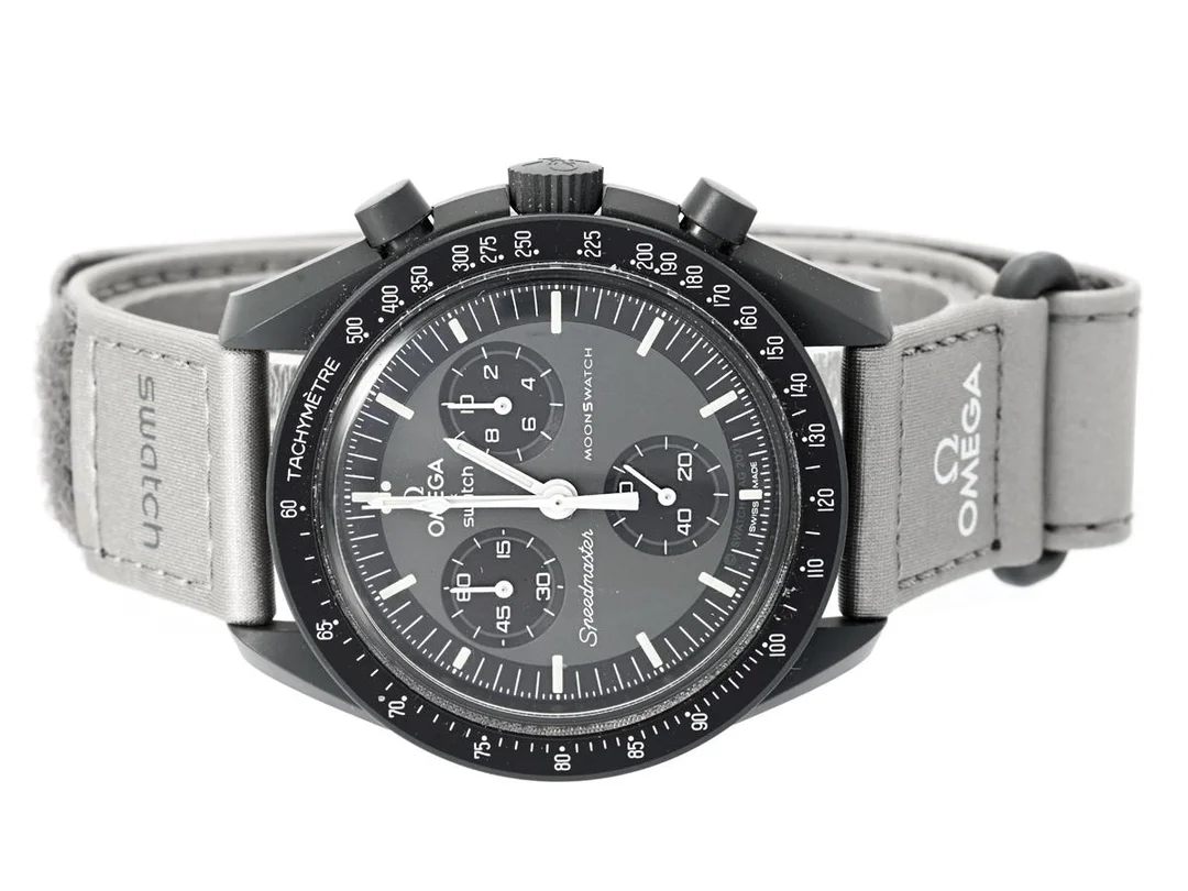 SWATCH/OMEGA, MoonSwatch, Mission to Mercury, Ref nr. SO33A101, kronograf, herrur, 42 mm, bioceramic, quartz, plexiglas, Velcro-band, gummiband (ej original), cert, oktober 2024, box, ytterkartong. — Klockor/Swatch — Kaplans