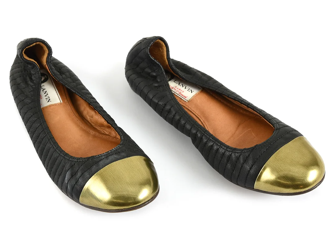 BALLERINASKO, LANVIN, svart läder med bronsfärgad tå, stl 37, skopåse samt kartong. — Kläder/Skor — Kaplans