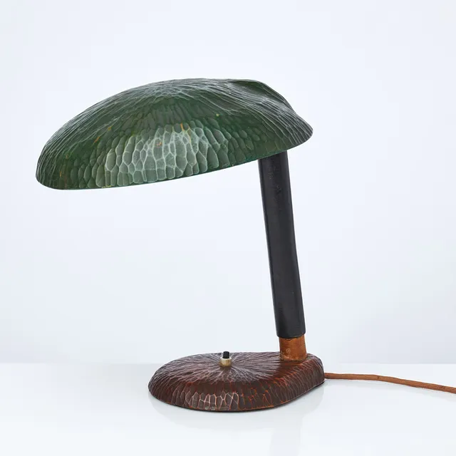 BORDSLAMPA. 1900-talets mitt, möjligen från Schweitz, helt skuren i trä, bemålad samt betsad, textilbeklädd sladd, lampsockel tysktillverkad.
