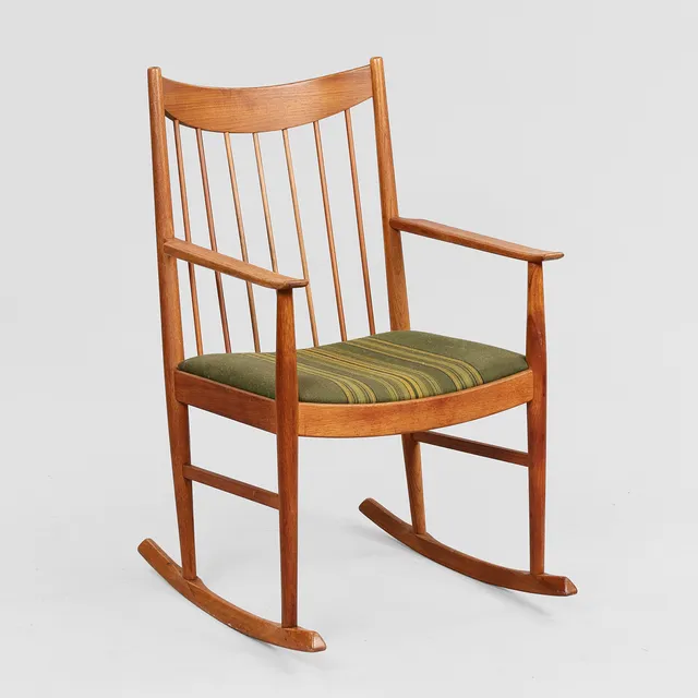 HELGE SIBAST. Gyngestol af teak med tremmeryg, sæde betrukket med stribet stof, Sibast Furniture, Danmark, ca. 1960'erne.