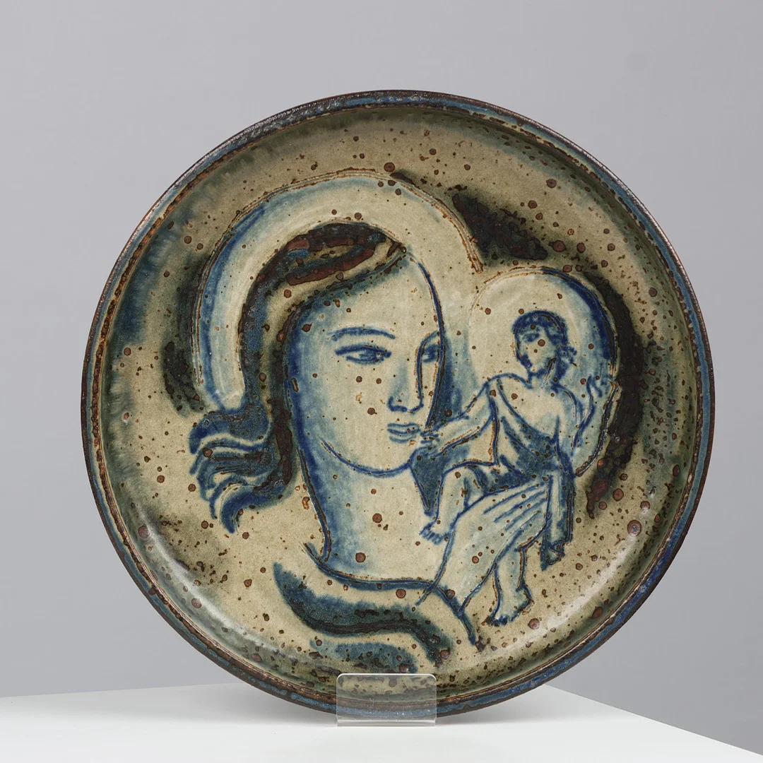 JAIS NIELSEN (1885-1961). "Jomfru Maria og jesusbarnet", unikt fad i stentøj, håndmalet motiv, Royal Copenhagen, Danmark, 1950'erne. — European — Palsgaard Kunstauktioner