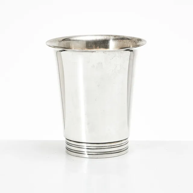 BÄGARE, silver, C.G. Hallberg, konisk form med lätt utkragande mynning, foten med horisontella räfflor, invändigt förgylld, märkt Stockholm, 1956.