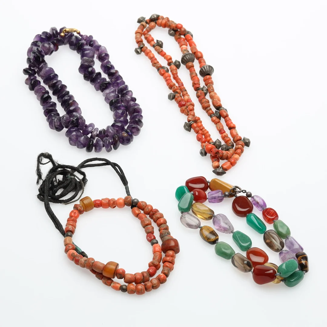 COLLIER, 4 delar, ädelstenar samt korall. — Necklace — Höörs Auktionshall