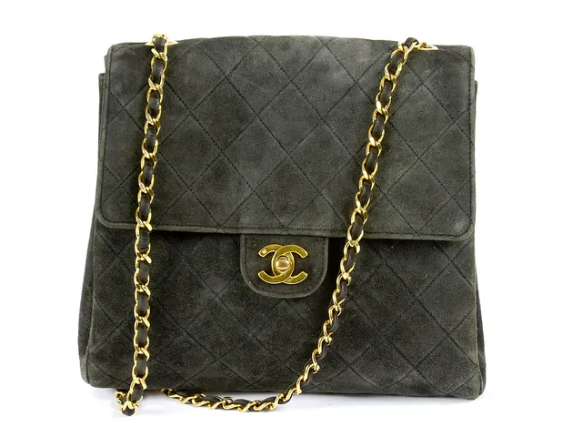 VÄSKA, CHANEL, vintage, svart mocka, 23x20x4 cm, hologrammärkt men det är svårt att se numret då märket är slitet. Visst slitage på väskans färg samt hörn.