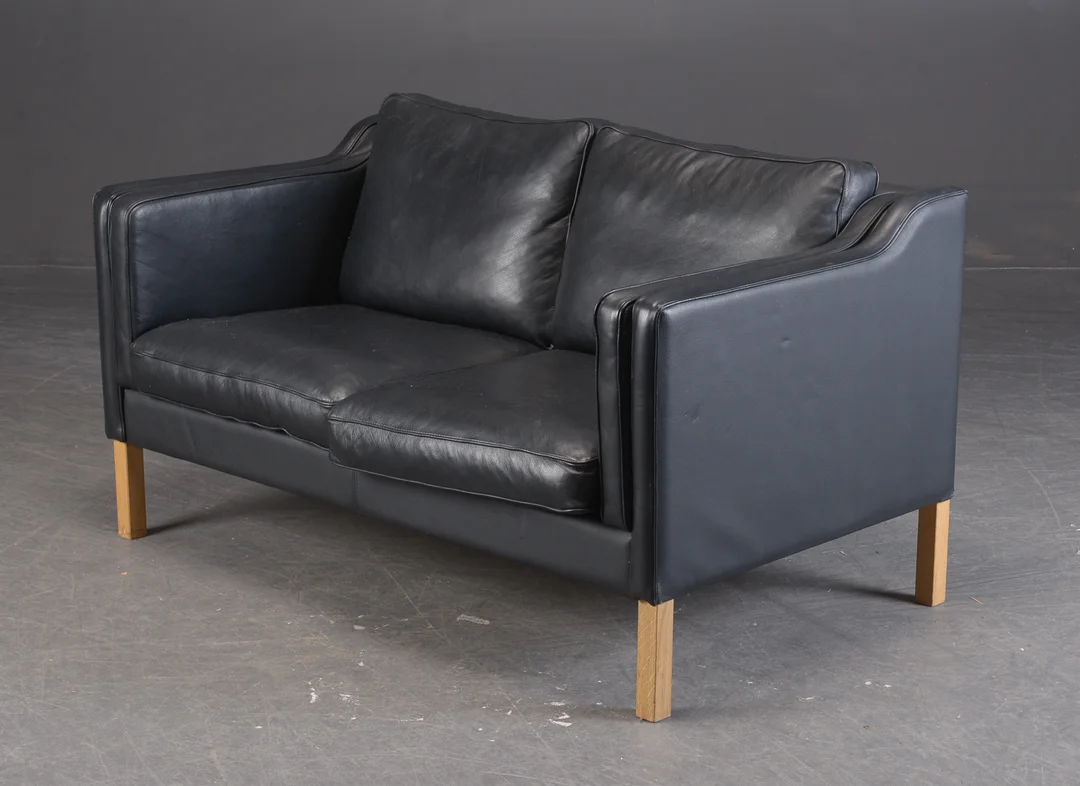 Dansk møbelproducent. To-pers. sofa, sort læder — Furniture/Lounge suites, sofas — Lauritz