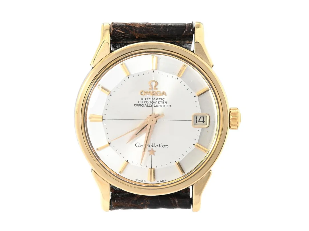 OMEGA, Constellation (Swiss Made), Calendar, Chronometer, s.k. "Pie-Pan", Cal 561, Serie nr. 20030751, Ref nr. CD 168.005, Boett nr. 168.005 (C.B), herrur, 34 mm, guld på stål, automatisk, plexiglas, datum, skadad urtavla, läderband, ca 1963. — Klockor/Omega — Kaplans